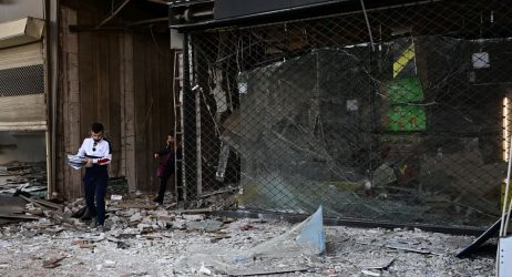 Ισχυρή έκρηξη σε πολυκατοικία στο κέντρο του Πειραιά (ΒΙΝΤΕΟ)