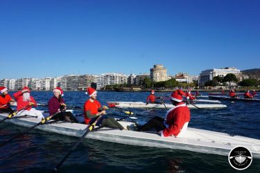 Θεσσαλονίκη: Αγιο Βασίληδες βγήκαν στον Θερμαϊκό για sup