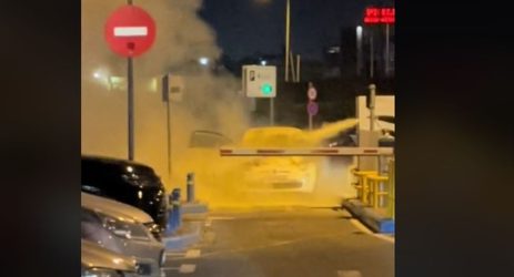 Θεσσαλονίκη: Ξέσπασε φωτιά σε σταθμευμένο όχημα σε εμπορικό κέντρο (ΒΙΝΤΕΟ)
