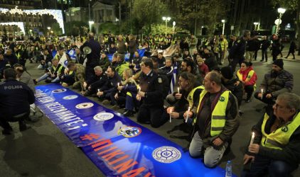 Καθιστική διαμαρτυρία ένστολων έξω από τη Βουλή