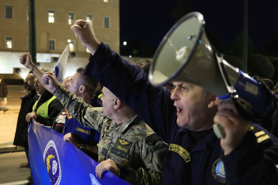 Καθιστική διαμαρτυρία ένστολων έξω από τη Βουλή