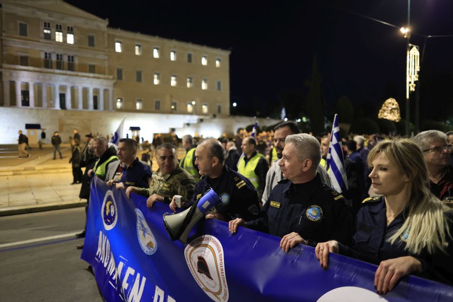 Καθιστική διαμαρτυρία ένστολων έξω από τη Βουλή