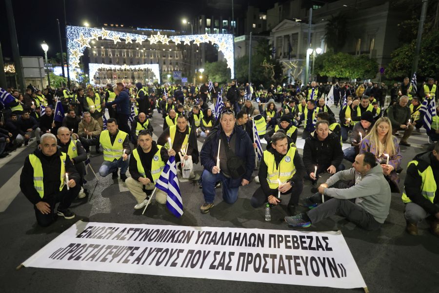 Καθιστική διαμαρτυρία ένστολων έξω από τη Βουλή