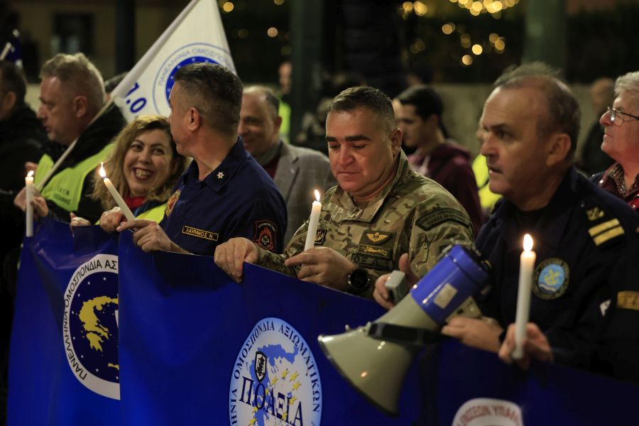 Καθιστική διαμαρτυρία ένστολων έξω από τη Βουλή