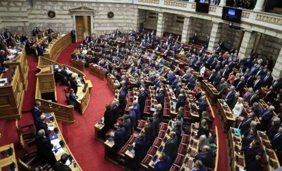 Βουλή: Πέρασε η τροπολογία για τους μετανάστες – Την καταψήφισε ο Σαμαράς