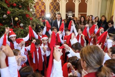 ΠΚΜ: Κάλαντα και παραδοσιακά τραγούδια δέχθηκε ο Απόστολος Τζιτζικώστας