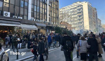Θεσσαλονίκη: “Πλημμύρισε” από κόσμο το κέντρο παραμονή των Χριστουγέννων (ΦΩΤΟ)