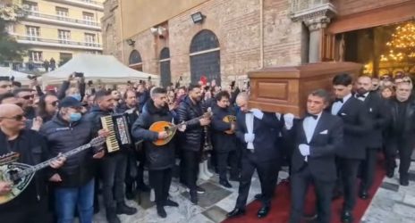 Βασίλης Καρράς: Με μπουζούκια και το “Νύχτα ξελογιάστρα” το τελευταίο χειροκρότημα στην Θεσσαλονίκη (ΒΙΝΤΕΟ)
