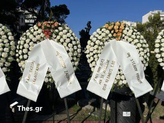 Βασίλης Καρράς: «Αδελφέ θα τα ξαναπούμε» – Στεφάνια από τον Νότη Σφακιανάκη και άλλους καλλιτέχνες