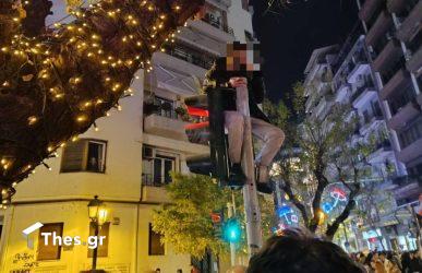 Θεσσαλονίκη: Δεν πέφτει καρφίτσα στο κέντρο – Νεαρός κάθισε πάνω σε σηματοδότη (ΦΩΤΟ)