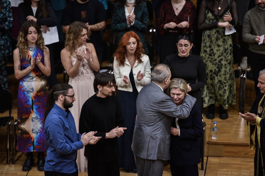 Τραγωδία στα Τέμπη: Σε κλίμα συγκίνησης το ΑΠΘ απένειμε το πτυχίο στις οικογένειες των αδικοχαμένων φοιτητριών