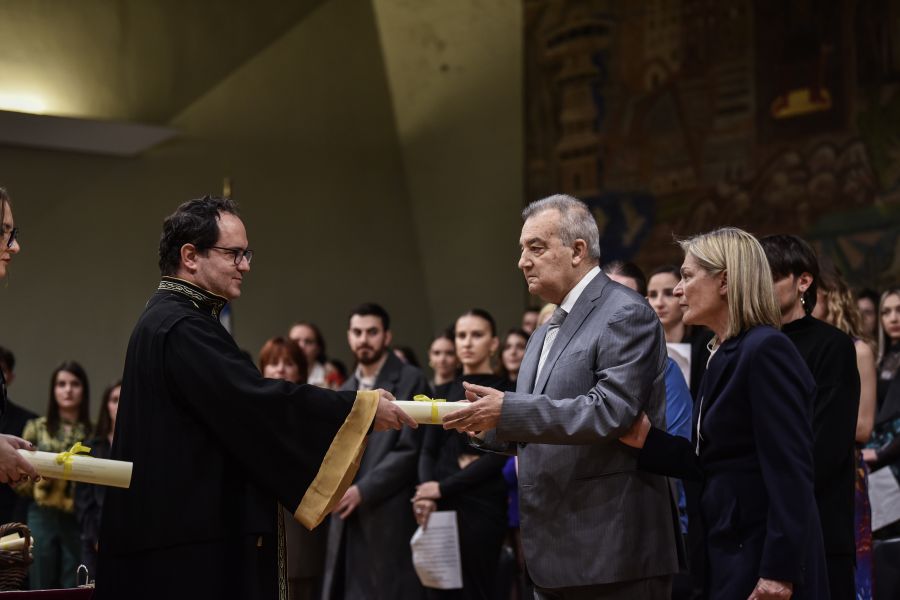 Τραγωδία στα Τέμπη: Σε κλίμα συγκίνησης το ΑΠΘ απένειμε το πτυχίο στις οικογένειες των αδικοχαμένων φοιτητριών