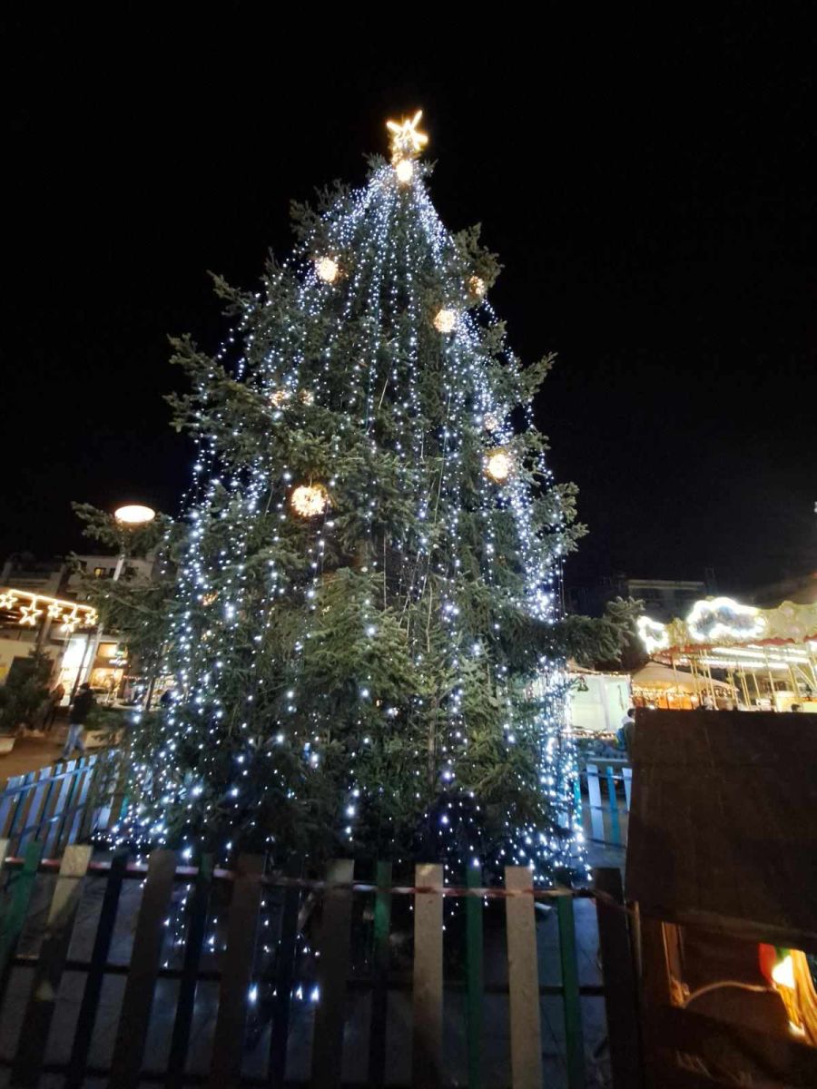 Φωταγωγήθηκε το Χριστουγεννιάτικο δέντρο της Καλαμαριάς
