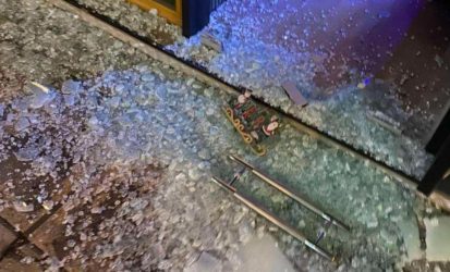Θεσσαλονίκη: Εκαναν “γυαλιά καρφιά” κατάστημα καφέ στην Εγνατία (ΦΩΤΟ)