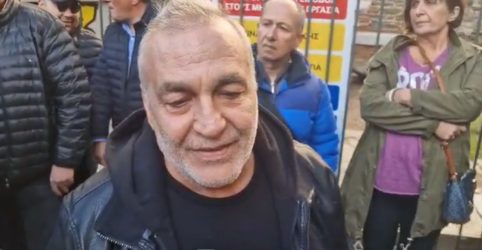Βασίλης Καρράς: Συντετριμμένος ο αδελφός του στο λαϊκό προσκύνημα – «Δεν έχω κουράγιο να μιλήσω» (ΒΙΝΤΕΟ)