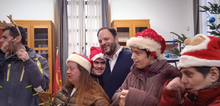 Με Χριστουγεννιάτικες μελωδίες "πλημμύρισε" το δημαρχείο της Καλαμαριάς