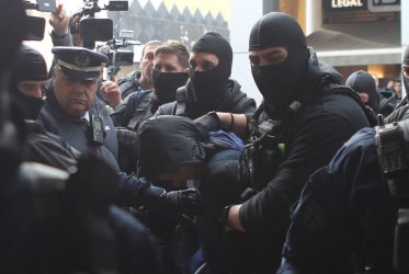 Επεισόδια στου Ρέντη: Απολογήθηκε ο 18χρονος – «Ηθελα να πετάξω τη φωτοβολίδα επάνω και πήγε προς τα κάτω»