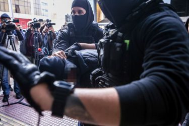 Επεισόδια στου Ρέντη: Πήρε προθεσμία ο 18χρονος που πέταξε την φωτοβολίδα στον αστυνομικό