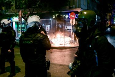 Θεσσαλονίκη: Επεισόδια με μολότοφ μετά την πορεία για τα 15 χρόνια από τη δολοφονία του Γρηγορόπουλου (ΦΩΤΟ)