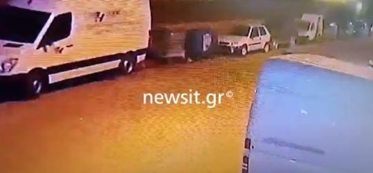 Η στιγμή της διακομιδής του 31χρονου αστυνομικού που τραυματίστηκε στα επεισόδια στου Ρέντη (ΒΙΝΤΕΟ)