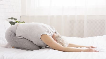 5 ασκήσεις για τον πόνο στη μέση που μπορείτε να κάνετε στο κρεβάτι
