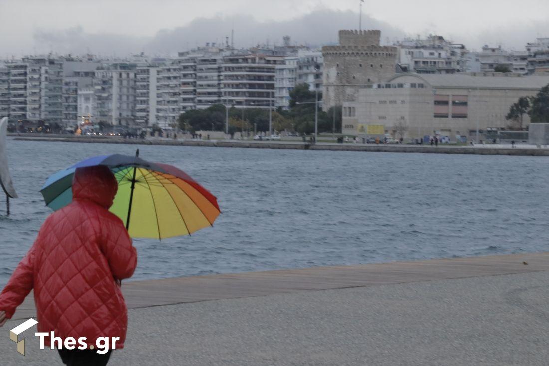 Βροχερός καιρός ομπρέλα παραλία Θεσσαλονίκη