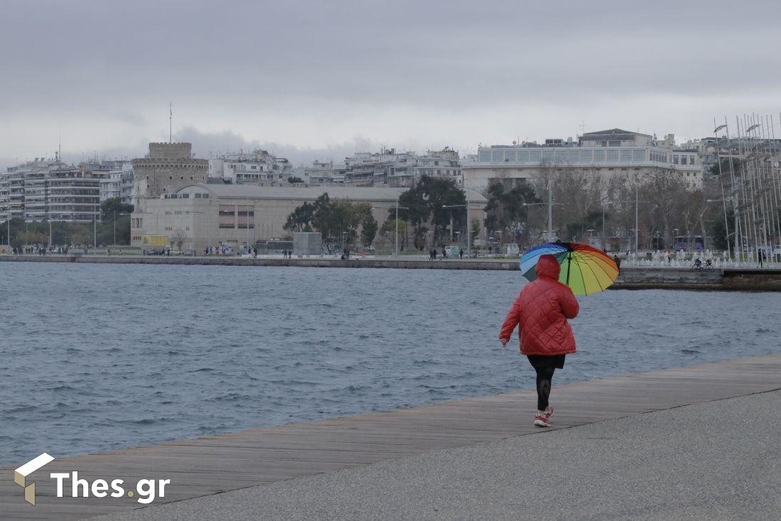 Βροχερός καιρός ομπρέλα παραλία Θεσσαλονίκη