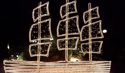 Tο ελληνικό έθιμο του στολισμένου Χριστουγεννιάτικου καραβιού  