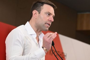 Επιμένει ο Κασσελάκης: “Μου πρότεινε υπουργοποίηση ο Μητσοτάκης, έχει ζητήσει την βοήθειά μου για προσωπικά του ζητήματα”