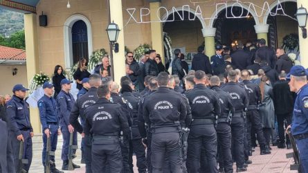 Θρήνος στην κηδεία του 29χρονου αστυνομικού – Τραγικές φιγούρες οι γονείς του (ΦΩΤΟ)