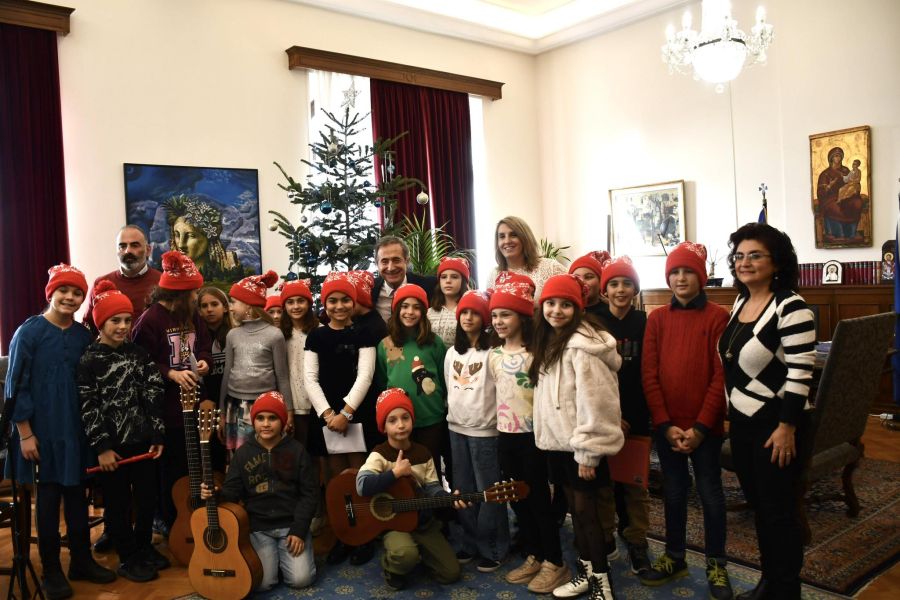 Θεσσαλονίκη: Με χριστουγεννιάτικα κάλαντα και ευχές γέμισε το Υφυπουργείο Μακεδονίας και Θράκης