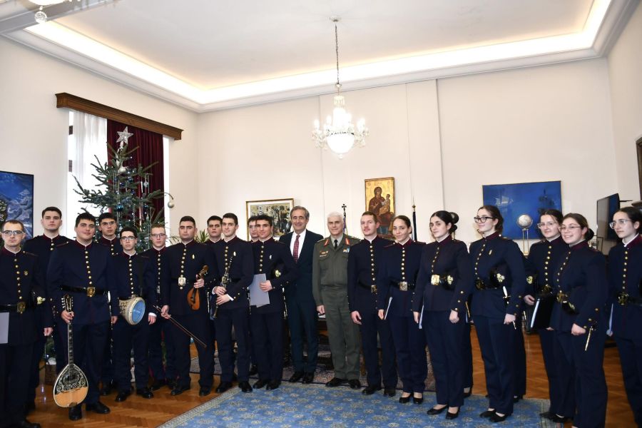 Θεσσαλονίκη: Με χριστουγεννιάτικα κάλαντα και ευχές γέμισε το Υφυπουργείο Μακεδονίας και Θράκης