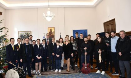 Θεσσαλονίκη: Με χριστουγεννιάτικα κάλαντα και ευχές γέμισε το Υφυπουργείο Μακεδονίας και Θράκης (ΦΩΤΟ)