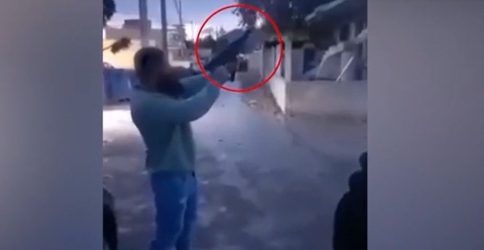 Σοκαριστικό βίντεο με Ρομά να πυροβολεί με υποπολυβόλο στα Μέγαρα