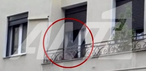 Τρόμος για δύο κοπέλες – Ανδρας σκαρφάλωσε στο μπαλκόνι τους για να τις βιάσει (ΒΙΝΤΕΟ)