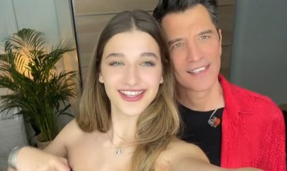Ο Σάκης Ρουβάς και η κόρη του τραγούδησαν “Θέλεις ή δε θέλεις” και έγιναν viral (ΒΙΝΤΕΟ)