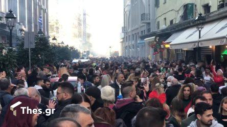 Θεσσαλονίκη: Μεγάλο χριστουγεννιάτικο πάρτι στο κέντρο την παραμονή των Χριστουγέννων (ΒΙΝΤΕΟ drone & ΦΩΤΟ)