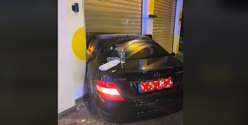 Σοβαρό τροχαίο στη Θεσσαλονίκη – Αυτοκίνητο μπήκε σε βιτρίνα καταστήματος (ΒΙΝΤΕΟ)