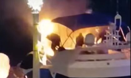 Σκάφος πυρπολήθηκε από αναμμένα φαναράκια στην παραλία του Βόλου (ΒΙΝΤΕΟ)
