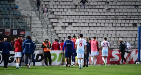 Super League: Διεκόπη προσωρινά το Βόλος-Ολυμπιακός λόγω επεισοδίων στις κερκίδες (ΦΩΤΟ)