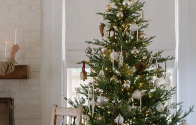 Ούτε εντυπωσιακές μπάλες, ούτε λαμπιόνια: Αυτή είναι η Νο1 τάση στο TikTok για το χριστουγεννιάτικο δέντρο