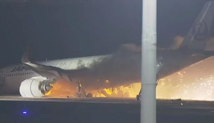 Ιαπωνία: Αεροσκάφος γεμάτο επιβάτες τυλίχθηκε στις φλόγες (ΒΙΝΤΕΟ)