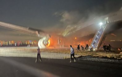 Ιαπωνία: Συγκλονίζουν οι εικόνες από το εσωτερικό του αεροπλάνου που τυλίχθηκε στις φλόγες (ΒΙΝΤΕΟ)