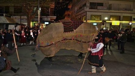 Χαλκιδική: Αναβιώνει το έθιμο της «Καμήλας» και του «Γάμου της Μανιώς» στην Γαλάτιστα