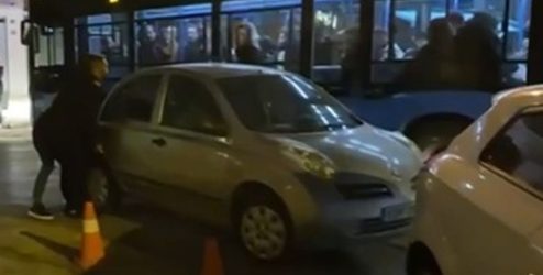 Θεσσαλονίκη: Σήκωσαν αυτοκίνητο στα χέρια για να περάσει το λεωφορείο (ΒΙΝΤΕΟ)