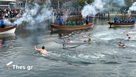 Εντυπωσιακή και φέτος η ρίψη του Σταυρού στη βάση Ναυτοπροσκόπων στην Καλαμαριά (ΒΙΝΤΕΟ & ΦΩΤΟ)
