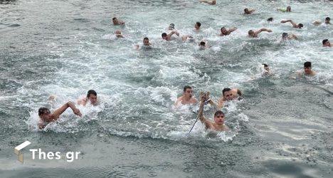 Με λαμπρότητα ο αγιασμός των υδάτων στη Θεσσαλονίκη – Πλήθος κόσμου στην παραλία (BINTEO & ΦΩΤΟ)