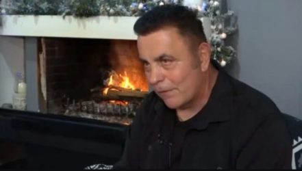 Χάρης Ακριτίδης: “Δεν κάνω τίποτα μόνος μου, ούτε καν ντους, η γυναίκα μου, μου φοράει τα εσώρουχα”