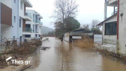 Χαλκιδική: Σε “ποτάμια” μετατράπηκαν οι δρόμοι στην Τορώνη από την έντονη βροχόπτωση (ΦΩΤΟ)