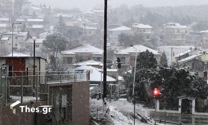 Εντονη χιονόπτωση γύρω από την Θεσσαλονίκη (ΒΙΝΤΕΟ & ΦΩΤΟ)